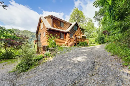 Decks & Mountain Views: Waynesville Getaway! - parking