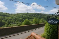 Modern 4-Bedroom Townhouse with Private Garden Hotels in Newbridge