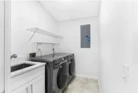 Luxurious Modern 4BR, Heated Pool near Beach and Mercato! Newly Renovated!