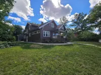 Remodeled bungalow with 1st flr bedrooms!