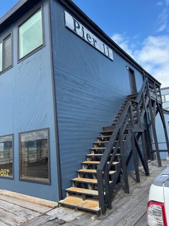 Pier 11-VISTA….2nd Story Apartment with Panoramic views of the Columbia River! Отели в г. Астория