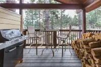COZY MOUNTAIN RETREAT - Steps to Village, Gondola and Brewery -Heated parking