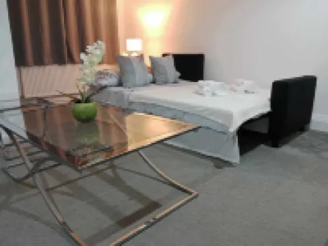 Spacious Monmouth House in Aylesbury: Ideal for Professionals and Large families โรงแรมในเอลส์บรี