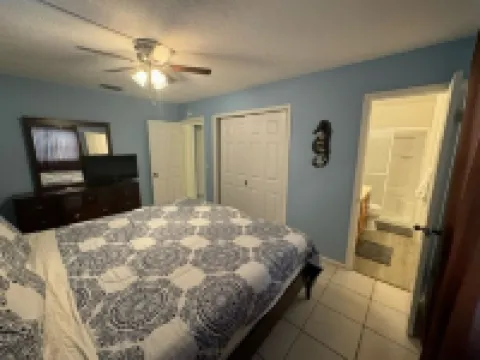 3-bedroom house in fabulous Bradenton with AC, WiFi, Youtube TV, pool and more..