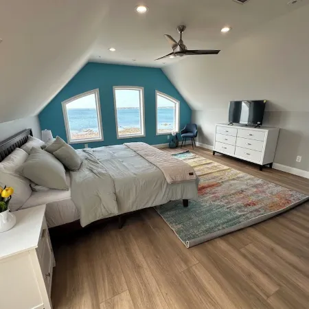 Beautiful Ocean Front House with Private Beach, Hot Tub and Spectacular Sunsets Отели в г. Фэрхейвен