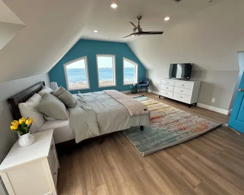Beautiful Ocean Front House with Private Beach, Hot Tub and Spectacular Sunsets Hotels in Fairhaven