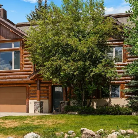 Freshly remodeled 3 bedroom condo with private hot tub!!