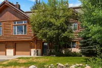 Freshly remodeled 3 bedroom condo with private hot tub!!