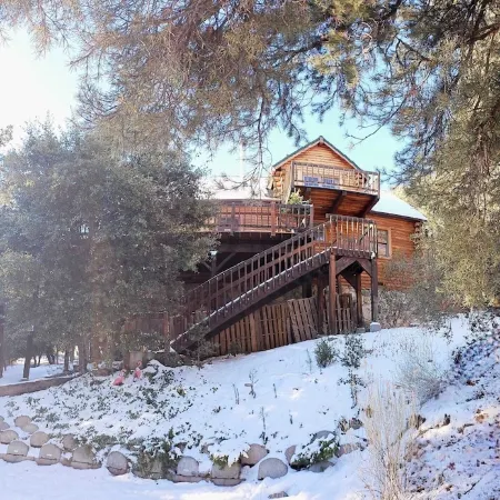 Mountain Vista Hideaway: Glamping in Your Own Private Treehouse
