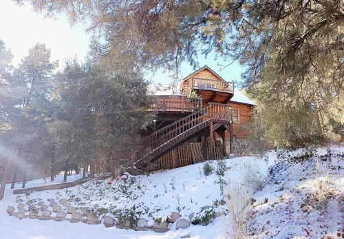Mountain Vista Hideaway: Glamping in Your Own Private Treehouse