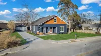 Renovated Bungalow - Downtown - HOT TUB -Dreamy Clawfoot tub! LUXURY!