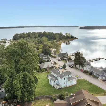 Rhode Island Haven: Walk to Greenwich Bay!