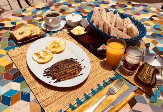 더 스팟의 젊고 캐주얼한 공용 공간 또는 객실