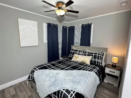 Charming Full Modern Home+Free Parking+Fast Wi-Fi & Centrally located