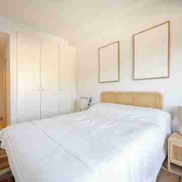 Centrally located with swimming pool and close to the train station Rooms