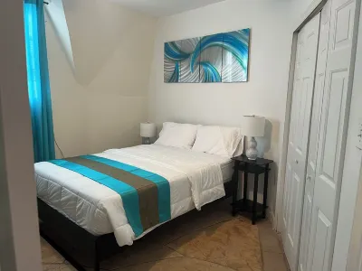 Spacious 4-Bedroom House with Cathedral Ceilings and Spa tub in Frigate Bay. Hotels near Cockleshell Bay