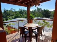Quiet little hut surrounded by vegetation... Hotels in La Montagne