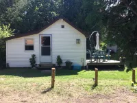 Cottage Retreat 75 Steps from the shores of spectacular Lake Huron, Sauble Beach Hotels in Sauble Beach