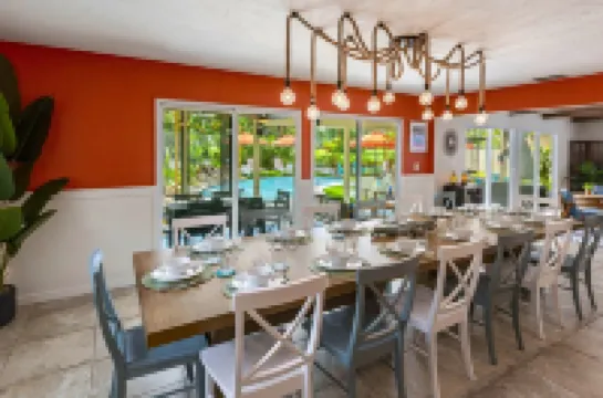 Sara Bay Base Camp: Private Tropical Oasis, Pool, Golf, Bocce, Firepit, PETS