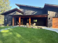 Mountain Modern River Retreat one mile from Glacier Park & 30 mi from Whitefish! Hotels near Siyeh Pass