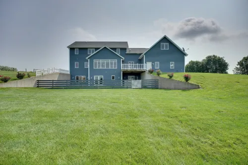 Blue Birds Perch Stunning Home on Private Hilltop - Homestays