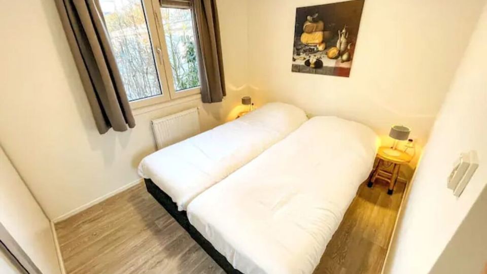 Great little house next to the forest and still close to Arnhem. High ratings!