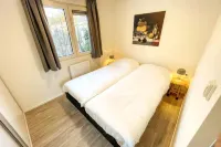 Great little house next to the forest and still close to Arnhem. High ratings!