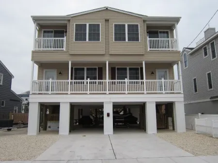 3 BDRM/2.5 Bath 8 Houses to Beach; Comfortable, No Crossing BLVD to get to Beach Отели рядом с достопримечательностью «Бичфронт»