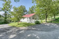Cabin Between the Meadows - 2 BR, Country Home, Mountain Views, Dog-friendly!