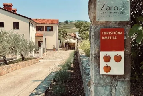 Lovely 2-bedroom apartment with terrace & parking