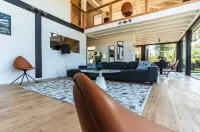 Beautiful Takapuna Villa and Lodge (21 people)