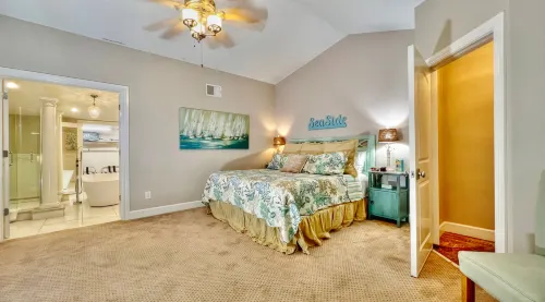 Stunning Beachfront Retreat with Lush Balcony and Gourmet Kitchen - Exquisite Paradise