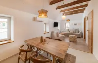 Luksuzno Opremljena Autohtona Kamena Kuća Smještena sa Wellnes/spa Sadržajem