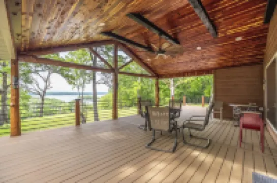 Luxury Cabin With Lake Views + 36 Acres To Play On Bull Shoals