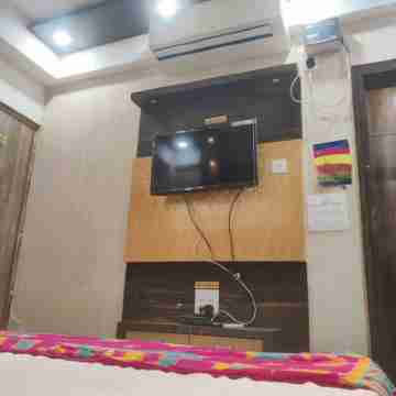 Cozy 1-bedroom with WiFi and AC in charming Vrindavan Rooms