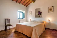 3-bedroom apartment in Tuscany, ancient farm, nature, swimming pool, 8 guests Hotels in Montemurlo