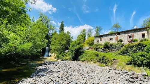 Gîte la Châtaigne en Bord de Rivière avec Cascade - Domaine au Ch'ti Ardéchois 羅謝索夫住宿飯店