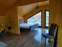 Cozy 1-bedroom chalet with WiFi, AC in charming Șuncuiuș فنادق في 