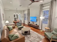 Charming cottage-style home with a prime location to downtown and pickleball. 세강 호텔