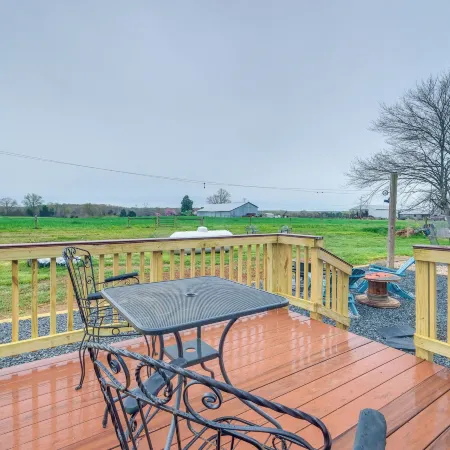 Deck & Pasture Views! Bealeton Farmhouse Escape