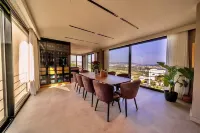 Mansion with elevator, housekeeper, breakfast