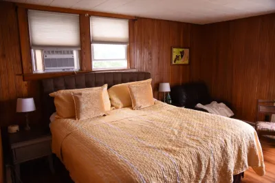 Enjoy Breath-taking Lake and Mountains views at the Belknap Point inn House Hotel di 