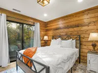 Modern Lakeside Mountain Retreat With Cabin Charm Hotels in Rockfish