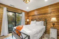 Modern Lakeside Mountain Retreat With Cabin Charm