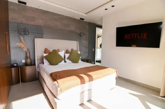 Lux Golf Private Villa, 4bds, 6 baths, Pool, Jacuzzi, Cinema