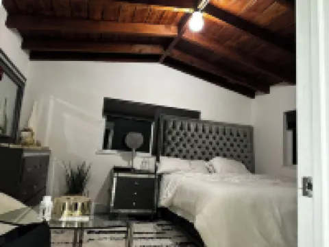 Charming 2-bedroom apartment with AC, WiFi in nice Oakland Park