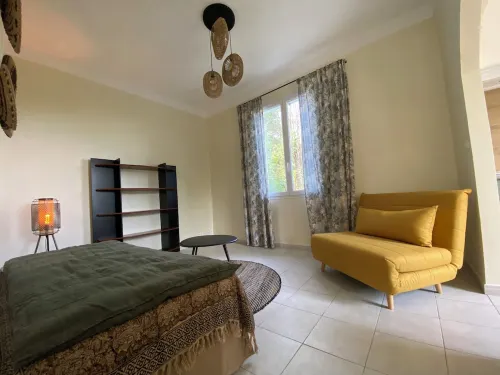 Small nest in the greenery, quiet with a view to the sea. Hotels in La Roquette-sur-Siagne