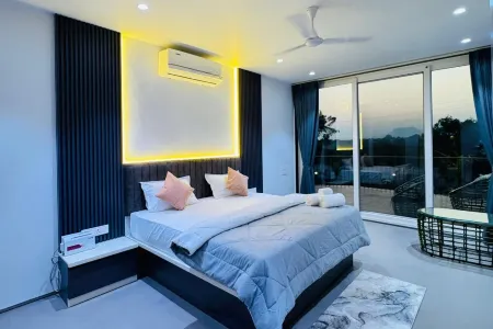 Tikona Villa 4BHK Luxury Villa in Pimplad Nashik with WiFi, AC, Swimming Pool Отели в г. Пимплед Нейсик