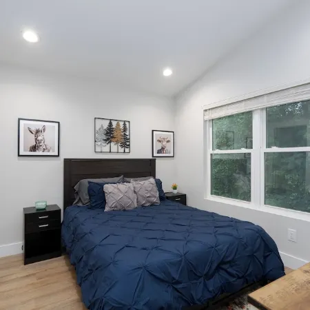 Trendy Townhome Near Downtown