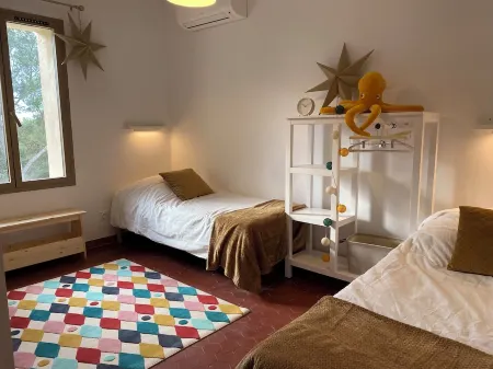 A FAMILY HOME IN PROVENCE: LA BONNE AVENTURE Отели в г. Сен-Митр-Ле-Рампар